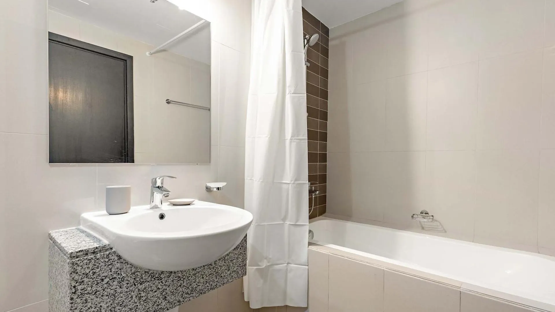Silkhaus Chic 2Br In Horizon Tower Near Beach Abu Zabi Zjednoczone Emiraty Arabskie